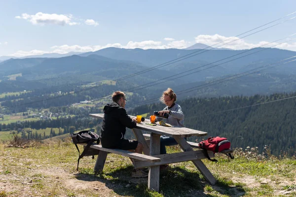 Ein Paar Trinkt Tee Und Kaffee Holztisch Den Bergen — Stockfoto