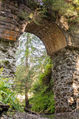 Dağlarda eski bir taş köprü.