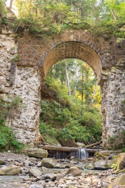 Dağlarda eski bir taş köprü.