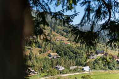 Yazın dağlarda küçük bir köyün güzel manzarası.