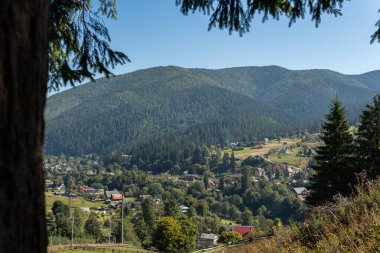Yazın dağlarda küçük bir köyün güzel manzarası.