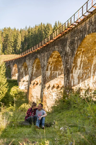 Casal Adorável Está Descansando Conversando Perto Uma Grande Antiga Ponte — Fotografia de Stock