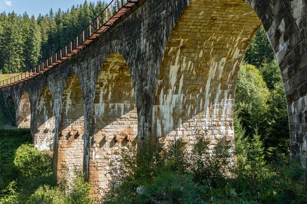 Uma Grande Velha Antiga Ponte Aqueduto Nas Montanhas — Fotografia de Stock
