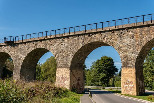 Uma Grande Velha Antiga Ponte Aqueduto Nas Montanhas — Fotografia de Stock