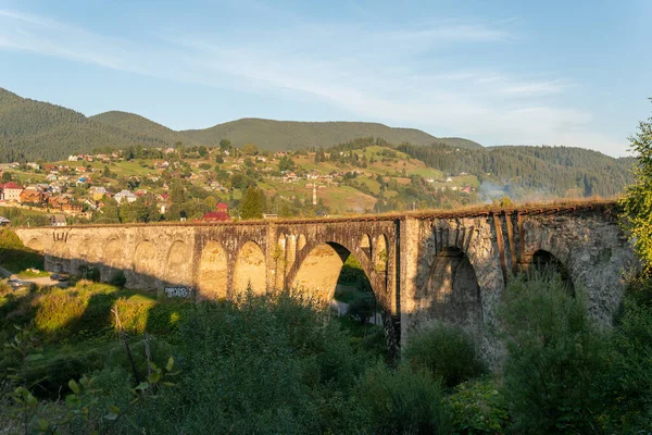 Uma Grande Velha Antiga Ponte Aqueduto Nas Montanhas — Fotografia de Stock