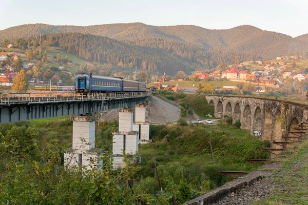 Comboio Numa Grande Antiga Ponte Aqueduto Nas Montanhas — Fotografia de Stock