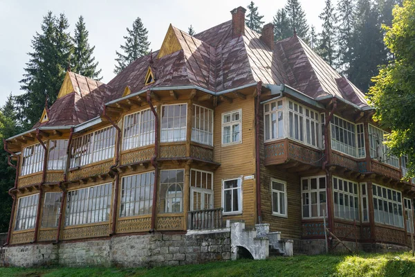 Una Sólida Casa Histórica Las Montañas Cerca Bosque —  Fotos de Stock