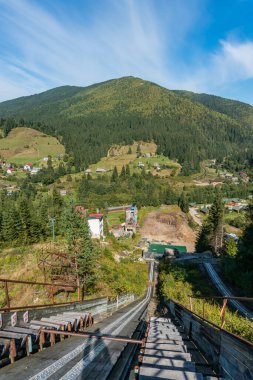 Dağlardaki kayağın tepesinde inanılmaz bir manzara. 