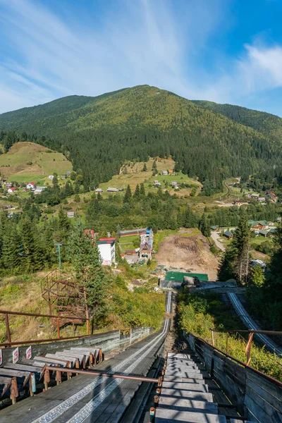 Dağlardaki kayağın tepesinde inanılmaz bir manzara. 