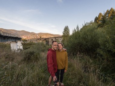 Güneşli bir günde, dağlarda birlikte eğlenen sevimli bir çift.