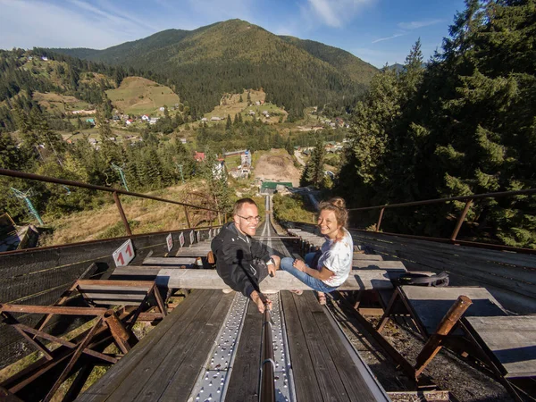 Güneşli bir günde, dağlarda birlikte eğlenen sevimli bir çift.