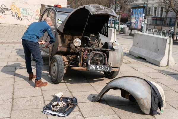 波兰克拉科夫 2022年3月30日 一个非常古老 古老和受欢迎的汽车模型雪铁龙2Cv在城市的户外 — 图库照片