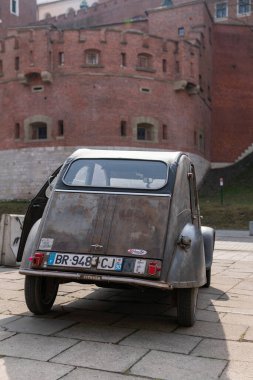 Polonya, Krakow 30 Mart 2022: Şehirde çok eski, eski ve popüler bir araba modeli olan Citron 2CV