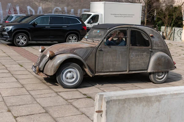 波兰克拉科夫 2022年3月30日 一个非常古老 古老和受欢迎的汽车模型雪铁龙2Cv在城市的户外 — 图库照片