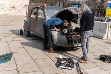 Polonya, Krakow 30 Mart 2022: Şehirde çok eski, eski ve popüler bir araba modeli olan Citron 2CV