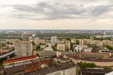 Ukrayna, Kyiv 02 Mayıs 2015: Gökyüzü panoramik görünümü Kyiv 'in merkez kısmında yüksek bir binanın çatısından