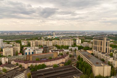 Ukrayna, Kyiv 02 Mayıs 2015: Gökyüzü panoramik görünümü Kyiv 'in merkez kısmında yüksek bir binanın çatısından