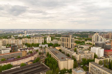 Ukrayna, Kyiv 02 Mayıs 2015: Gökyüzü panoramik görünümü Kyiv 'in merkez kısmında yüksek bir binanın çatısından