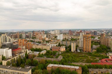 Ukrayna, Kyiv 02 Mayıs 2015: Gökyüzü panoramik görünümü Kyiv 'in merkez kısmında yüksek bir binanın çatısından