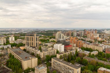 Ukrayna, Kyiv 02 Mayıs 2015: Gökyüzü panoramik görünümü Kyiv 'in merkez kısmında yüksek bir binanın çatısından