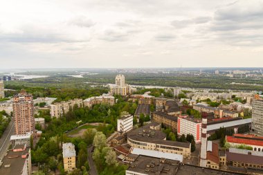 Ukrayna, Kyiv 02 Mayıs 2015: Gökyüzü panoramik görünümü Kyiv 'in merkez kısmında yüksek bir binanın çatısından