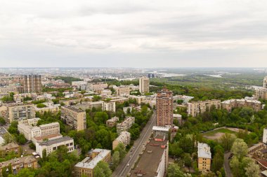 Ukrayna, Kyiv 02 Mayıs 2015: Gökyüzü panoramik görünümü Kyiv 'in merkez kısmında yüksek bir binanın çatısından