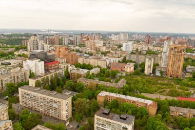 Ukrayna, Kyiv 02 Mayıs 2015: Gökyüzü panoramik görünümü Kyiv 'in merkez kısmında yüksek bir binanın çatısından