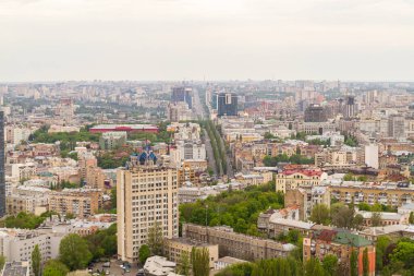 Ukrayna, Kyiv 02 Mayıs 2015: Gökyüzü panoramik görünümü Kyiv 'in merkez kısmında yüksek bir binanın çatısından