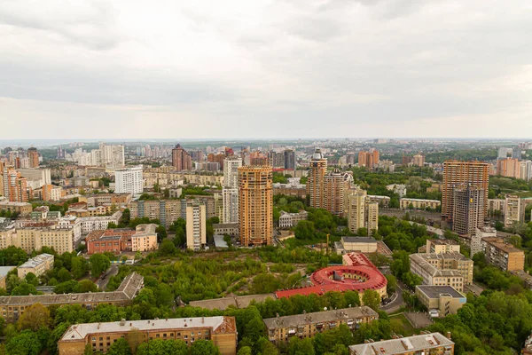 Ukrayna, Kyiv 02 Mayıs 2015: Gökyüzü panoramik görünümü Kyiv 'in merkez kısmında yüksek bir binanın çatısından