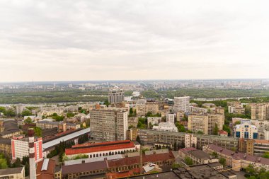 Ukrayna, Kyiv 02 Mayıs 2015: Gökyüzü panoramik görünümü Kyiv 'in merkez kısmında yüksek bir binanın çatısından