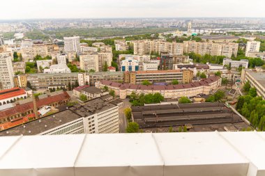 Ukrayna, Kyiv 02 Mayıs 2015: Gökyüzü panoramik görünümü Kyiv 'in merkez kısmında yüksek bir binanın çatısından