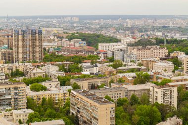 Ukrayna, Kyiv 02 Mayıs 2015: Gökyüzü panoramik görünümü Kyiv 'in merkez kısmında yüksek bir binanın çatısından