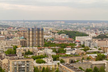 Ukrayna, Kyiv 02 Mayıs 2015: Gökyüzü panoramik görünümü Kyiv 'in merkez kısmında yüksek bir binanın çatısından