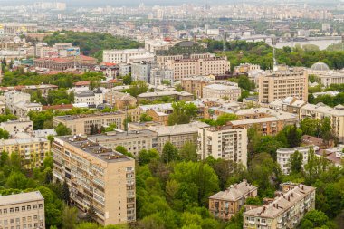 Ukrayna, Kyiv 02 Mayıs 2015: Gökyüzü panoramik görünümü Kyiv 'in merkez kısmında yüksek bir binanın çatısından