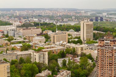 Ukrayna, Kyiv 02 Mayıs 2015: Gökyüzü panoramik görünümü Kyiv 'in merkez kısmında yüksek bir binanın çatısından