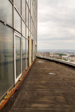 Ukrayna, Kyiv 02 Mayıs 2015: Gökyüzü panoramik görünümü Kyiv 'in merkez kısmında yüksek bir binanın çatısından