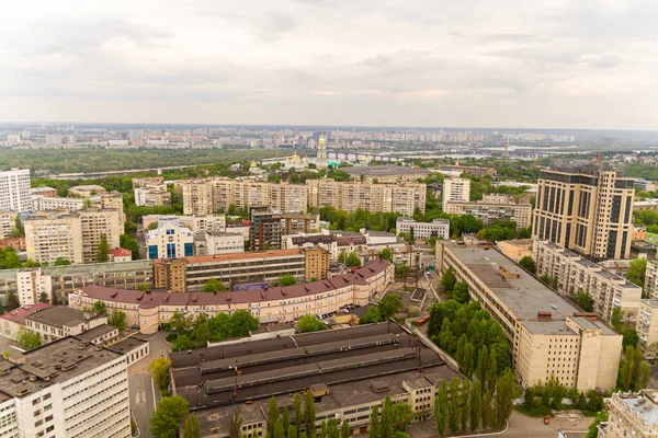 Ukrayna, Kyiv 02 Mayıs 2015: Gökyüzü panoramik görünümü Kyiv 'in merkez kısmında yüksek bir binanın çatısından