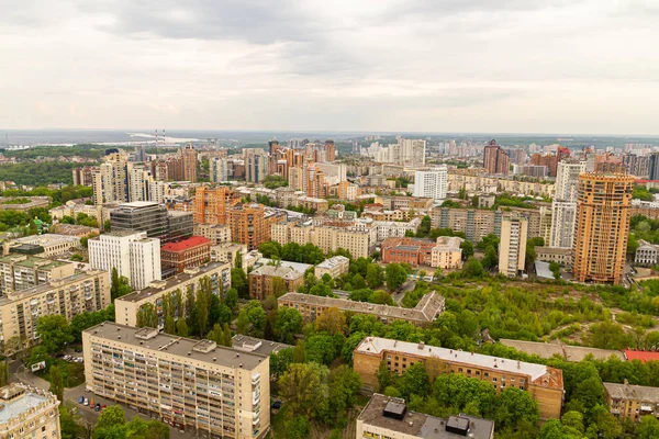 Ukrayna, Kyiv 02 Mayıs 2015: Gökyüzü panoramik görünümü Kyiv 'in merkez kısmında yüksek bir binanın çatısından