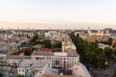 Ukrayna, Kyiv 4 Temmuz 2015: Hava panoramik manzarası Podil şehrinin merkezi ve tarihi kısmında, akşamları, günbatımında yerleşim binaları ile birlikte. Devrim öncesi binalar