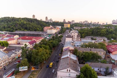 Ukrayna, Kyiv 4 Temmuz 2015: Hava panoramik manzarası Podil şehrinin merkezi ve tarihi kısmında, akşamları, günbatımında yerleşim binaları ile birlikte. Devrim öncesi binalar
