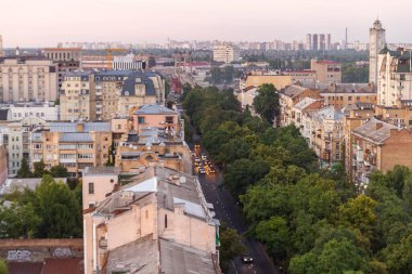 Ukrayna, Kyiv 4 Temmuz 2015: Hava panoramik manzarası Podil şehrinin merkezi ve tarihi kısmında, akşamları, günbatımında yerleşim binaları ile birlikte. Devrim öncesi binalar
