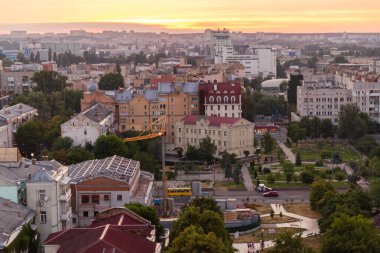 Ukrayna, Kyiv 4 Temmuz 2015: Hava panoramik manzarası Podil şehrinin merkezi ve tarihi kısmında, akşamları, günbatımında yerleşim binaları ile birlikte. Devrim öncesi binalar