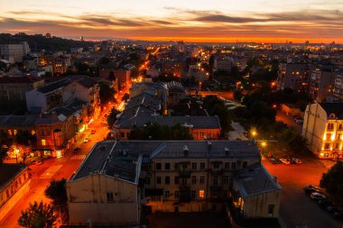 Ukrayna, Kyiv 4 Temmuz 2015: Hava panoramik manzarası Podil şehrinin merkezi ve tarihi kısmında, akşamları, günbatımında yerleşim binaları ile birlikte. Devrim öncesi binalar