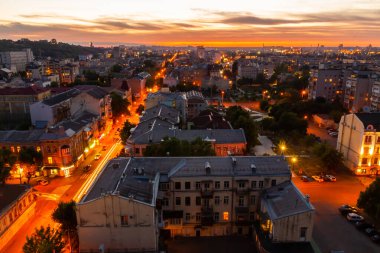 Ukrayna, Kyiv 4 Temmuz 2015: Hava panoramik manzarası Podil şehrinin merkezi ve tarihi kısmında, akşamları, günbatımında yerleşim binaları ile birlikte. Devrim öncesi binalar