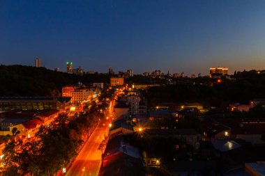 Ukrayna, Kyiv 4 Temmuz 2015: Hava panoramik manzarası Podil şehrinin merkezi ve tarihi kısmında, akşamları, günbatımında yerleşim binaları ile birlikte. Devrim öncesi binalar