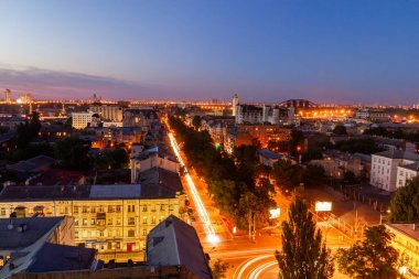 Ukrayna, Kyiv 4 Temmuz 2015: Hava panoramik manzarası Podil şehrinin merkezi ve tarihi kısmında, akşamları, günbatımında yerleşim binaları ile birlikte. Devrim öncesi binalar