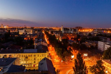 Ukrayna, Kyiv 4 Temmuz 2015: Hava panoramik manzarası Podil şehrinin merkezi ve tarihi kısmında, akşamları, günbatımında yerleşim binaları ile birlikte. Devrim öncesi binalar