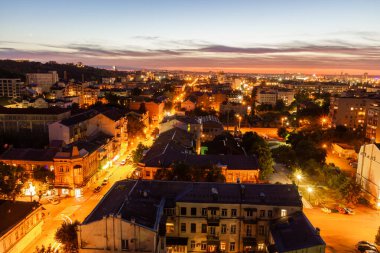 Ukrayna, Kyiv 4 Temmuz 2015: Hava panoramik manzarası Podil şehrinin merkezi ve tarihi kısmında, akşamları, günbatımında yerleşim binaları ile birlikte. Devrim öncesi binalar