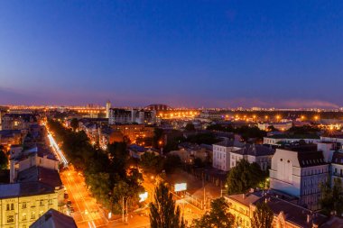 Ukrayna, Kyiv 4 Temmuz 2015: Hava panoramik manzarası Podil şehrinin merkezi ve tarihi kısmında, akşamları, günbatımında yerleşim binaları ile birlikte. Devrim öncesi binalar