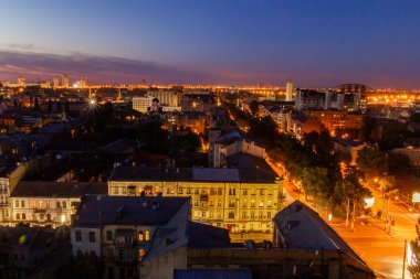 Ukrayna, Kyiv 4 Temmuz 2015: Hava panoramik manzarası Podil şehrinin merkezi ve tarihi kısmında, akşamları, günbatımında yerleşim binaları ile birlikte. Devrim öncesi binalar